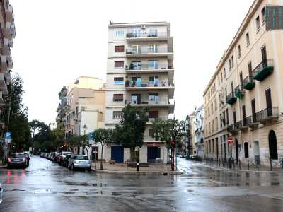 Abbiamo detto �proseguimento� della via perch� in questo punto la strada si divide in due. A fare da spartiacque � piazzetta Padre de Pergola, sorta di ampio marciapiede che si trova ai piedi di un palazzo che segna l�inizio della biforcazione: a sinistra prosegue via San Francesco D�Assisi a destra parte la lunga via Napoli
